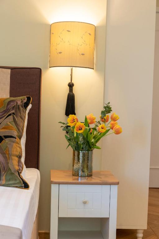 Łóżko lub łóżka w pokoju w obiekcie IPELHOME - Plaka Boutique Apartments
