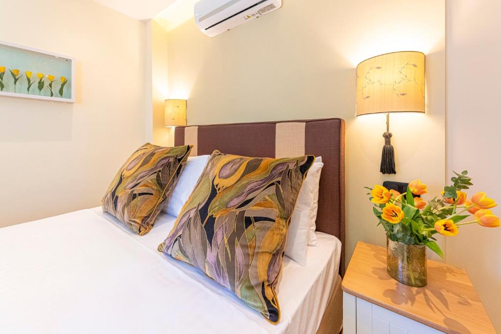 Łóżko lub łóżka w pokoju w obiekcie IPELHOME - Plaka Boutique Apartments