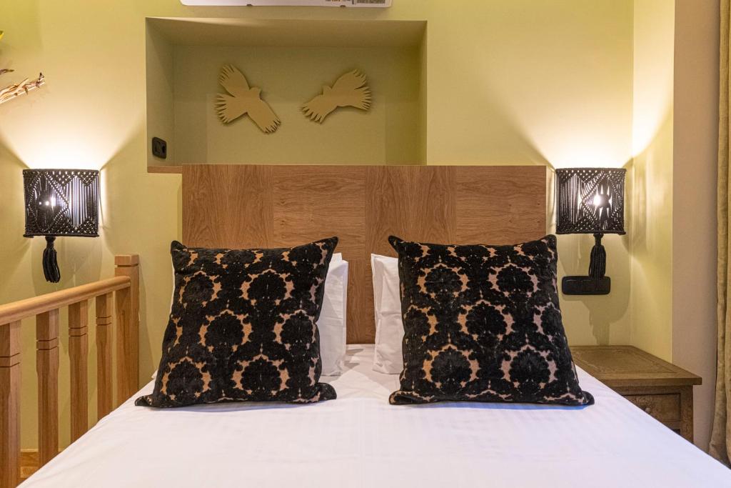 Łóżko lub łóżka w pokoju w obiekcie IPELHOME - Plaka Boutique Apartments