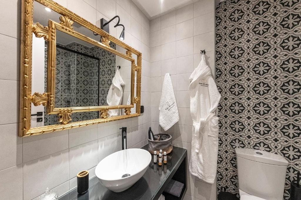 Łazienka w obiekcie IPELHOME - Plaka Boutique Apartments