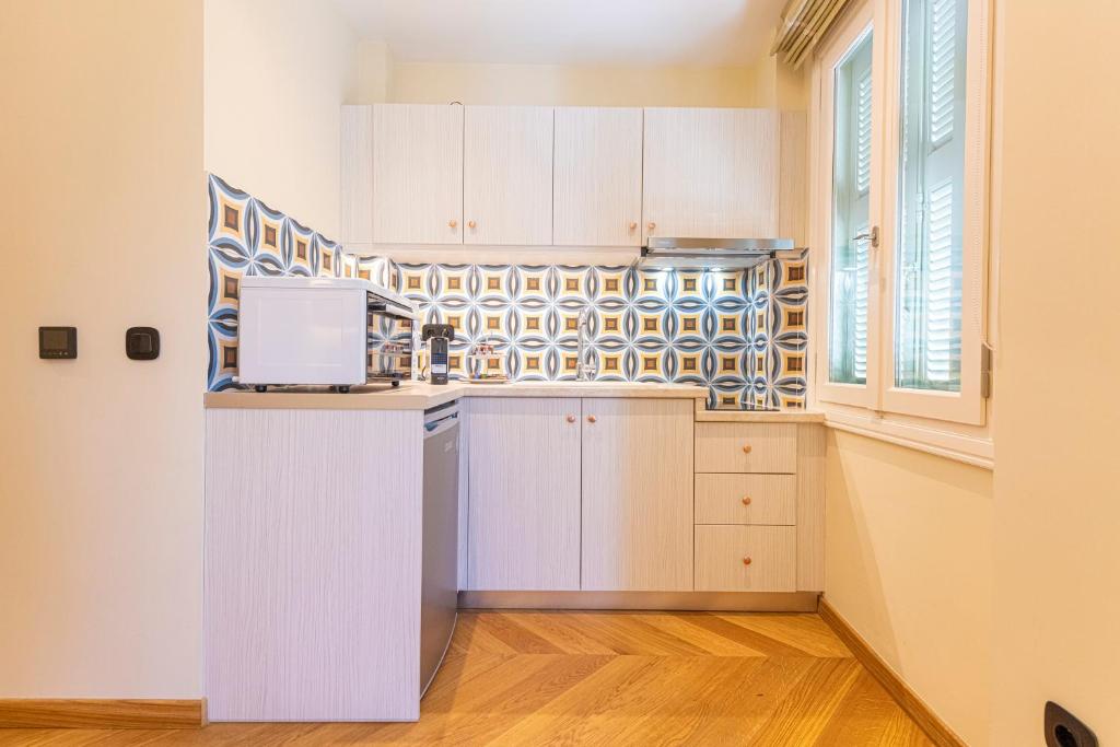 Kuchnia lub aneks kuchenny w obiekcie IPELHOME - Plaka Boutique Apartments