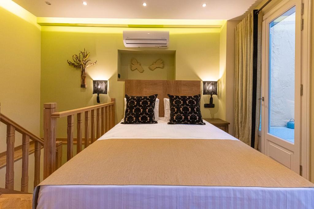 Łóżko lub łóżka w pokoju w obiekcie IPELHOME - Plaka Boutique Apartments
