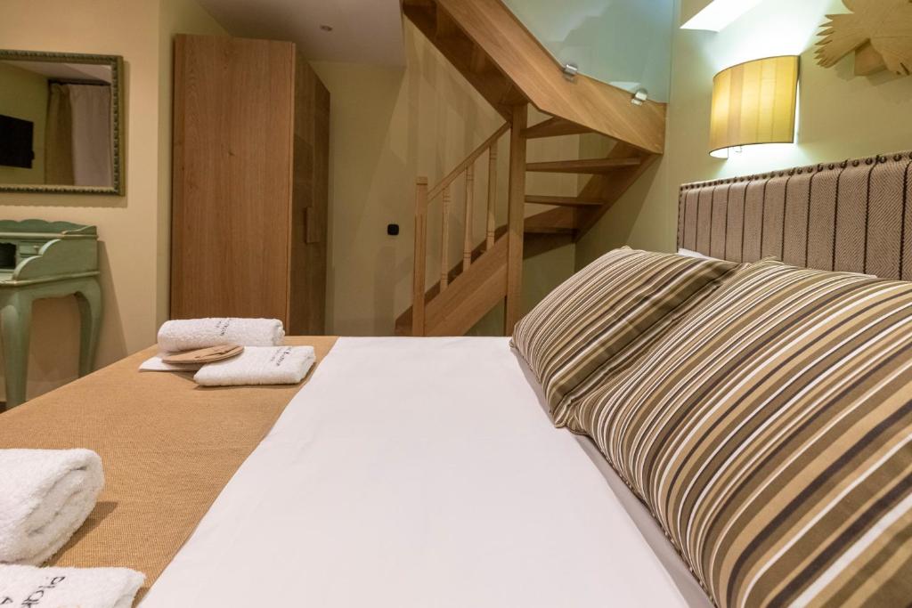 Łóżko lub łóżka w pokoju w obiekcie IPELHOME - Plaka Boutique Apartments