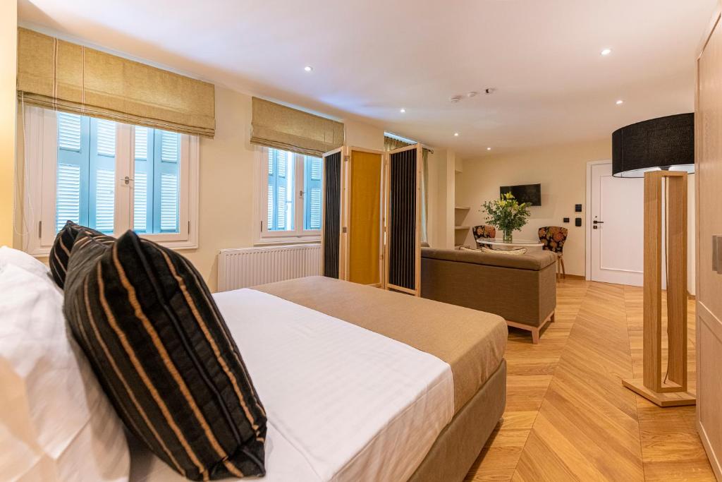 sypialnia z łóżkiem i salonem w obiekcie IPELHOME - Plaka Boutique Apartments w Atenach
