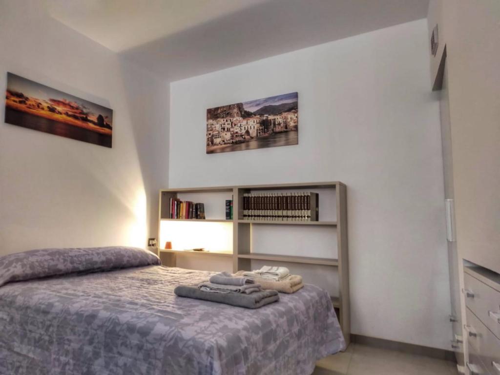 een slaapkamer met een bed met twee handdoeken erop bij Casa Spinuzza 4 in Cefalù