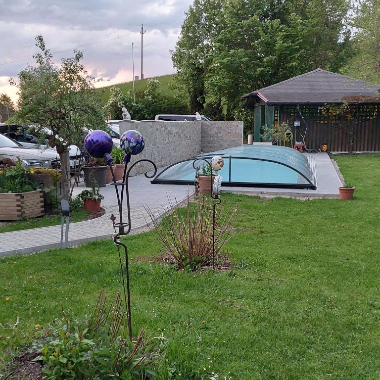 Bazén v ubytování Landhotel Waldmühle nebo v jeho okolí