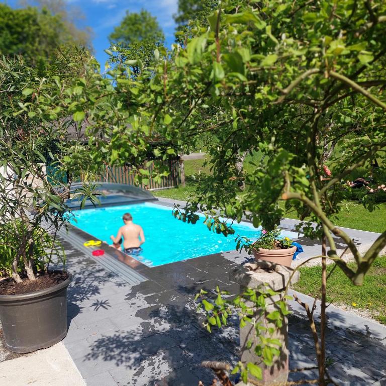 Bazén v ubytování Landhotel Waldmühle nebo v jeho okolí