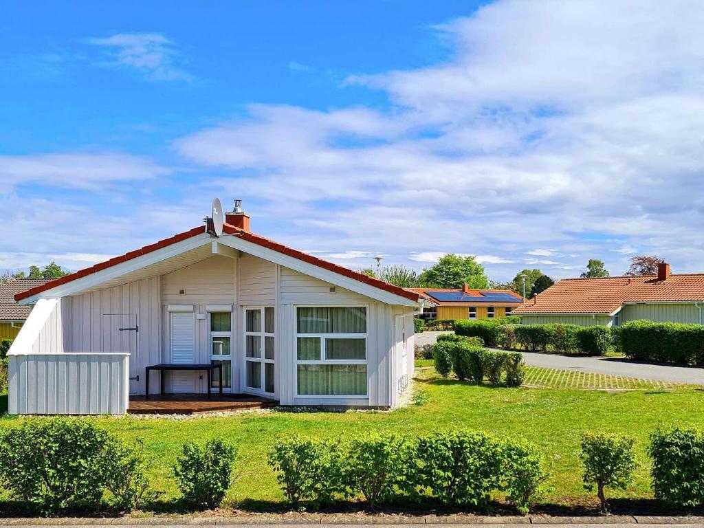 グレーミッツにあるTwo-Bedroom Holiday home in Grömitz 2の赤屋根の小さな白い家