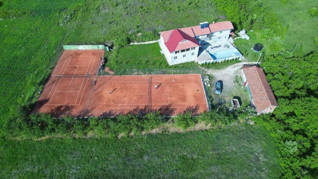 Tenis in/ali skvoš poleg nastanitve Smeštaj "Lapčević" oz. v okolici