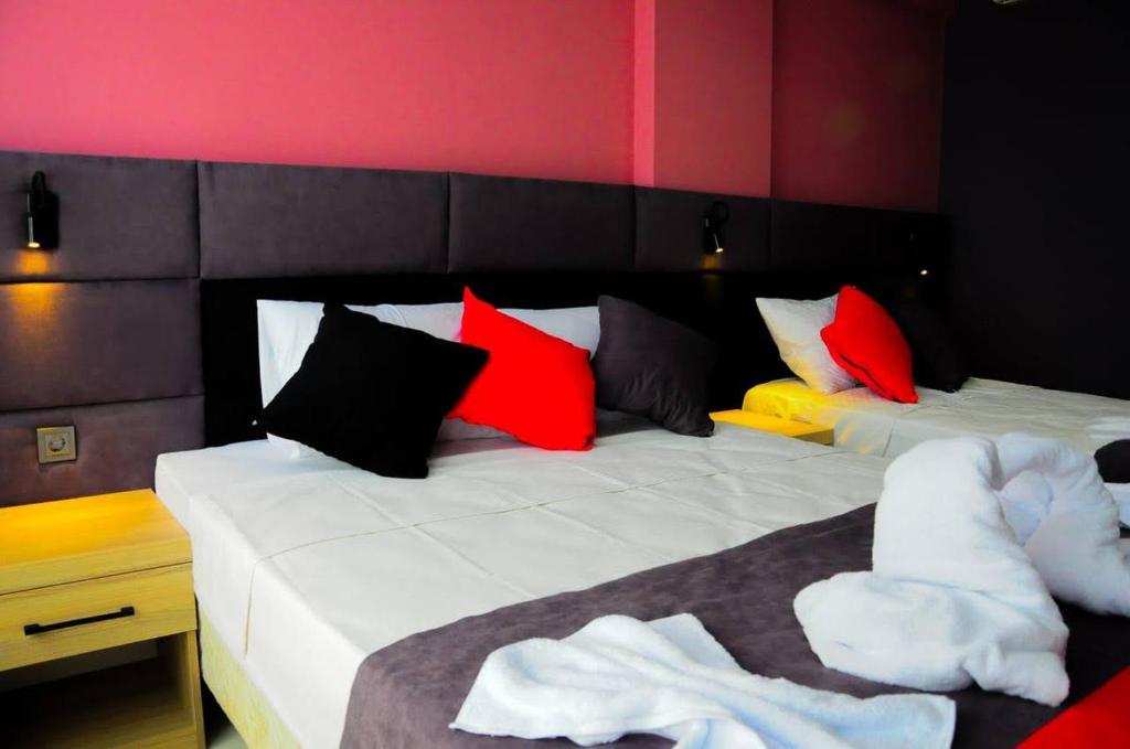 Postel nebo postele na pokoji v ubytování Kemer Port Hotel