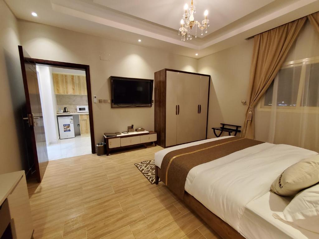 Postel nebo postele na pokoji v ubytování Landmark Hotel Suites