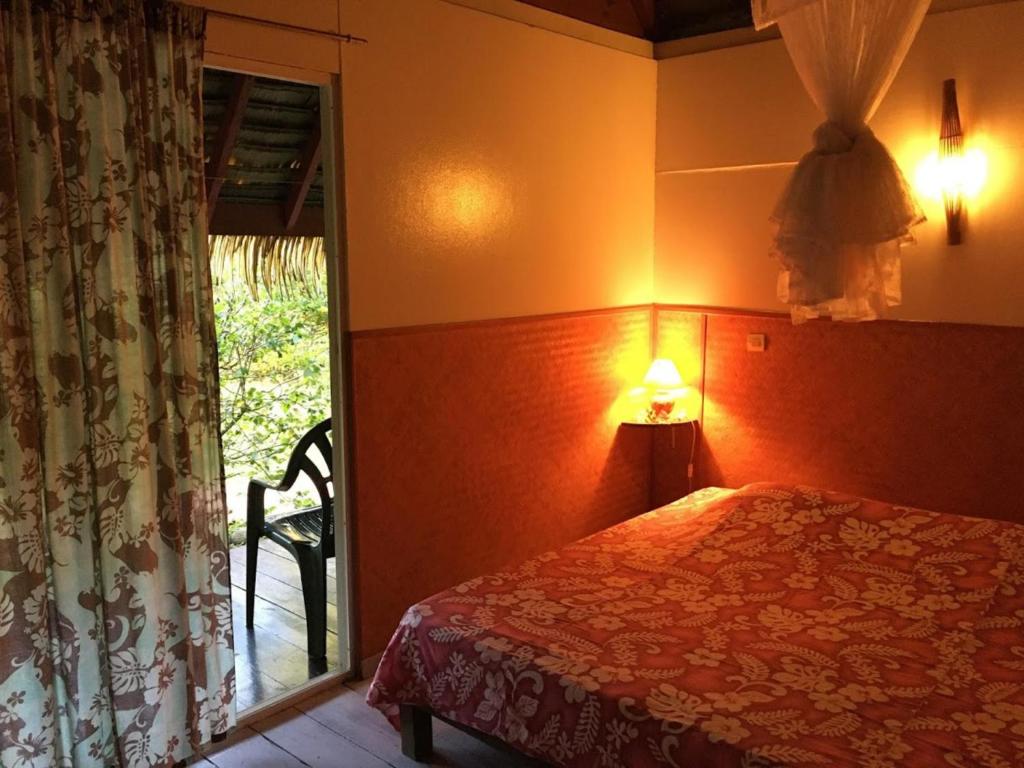 Ліжко або ліжка в номері HUAHINE - Bungalow Tiare