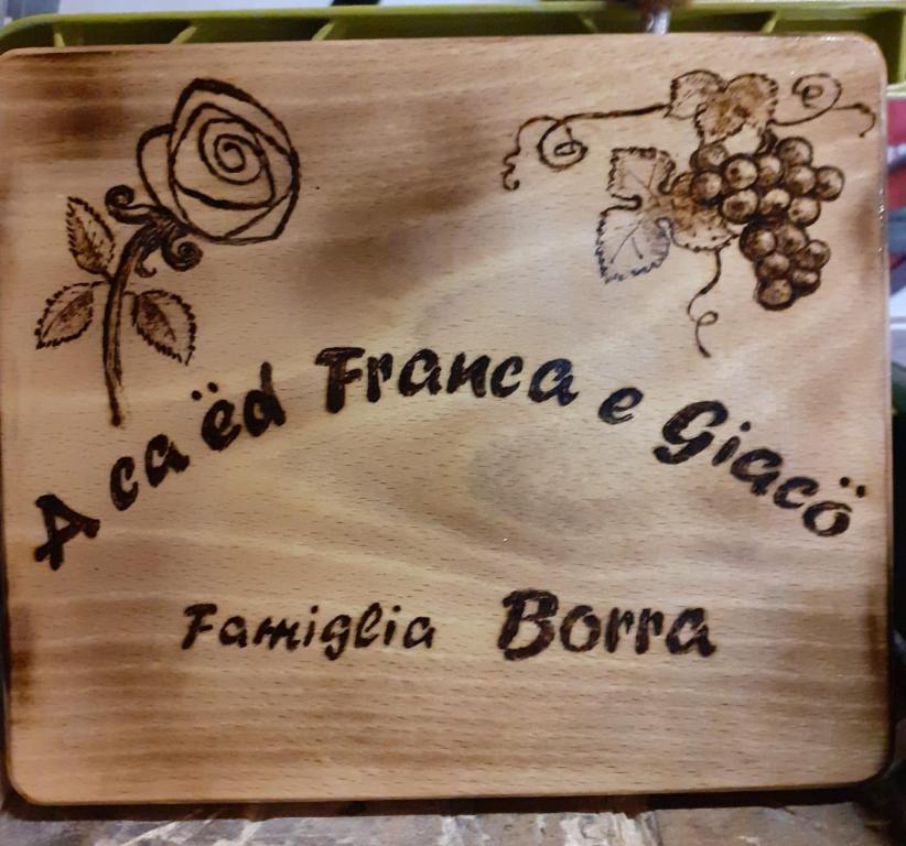 drewniana taca z serem azonazonowym i fernicaongaongaongaonga w obiekcie A cà ed Franca e Giaco w mieście La Morra