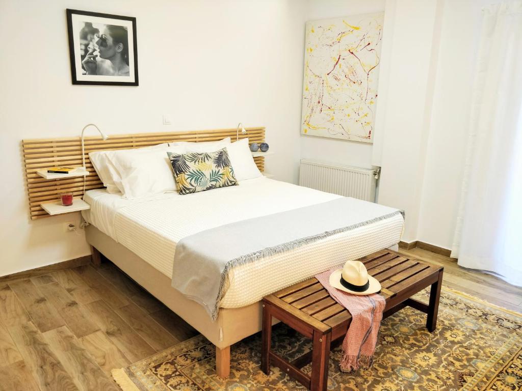 Un pat sau paturi într-o cameră la The Countess Riencourt Apartment