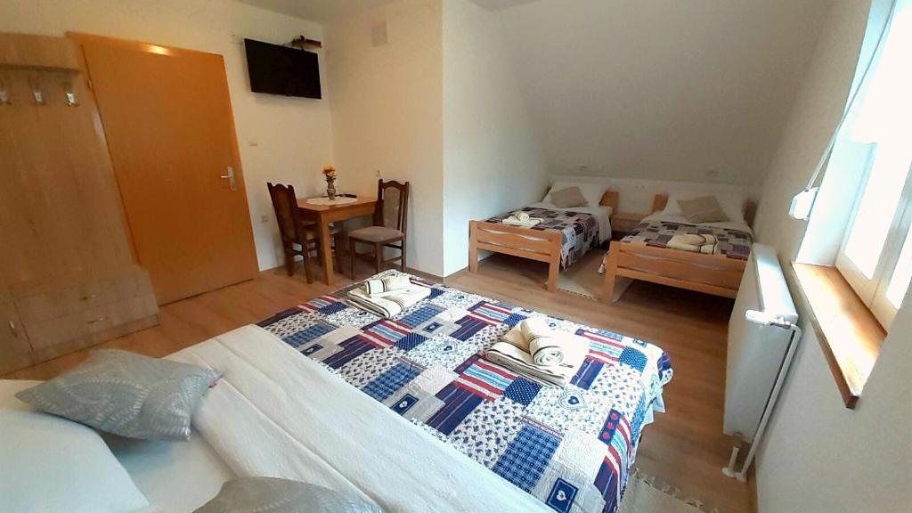 Posteľ alebo postele v izbe v ubytovaní Guest House Lipov Hlad