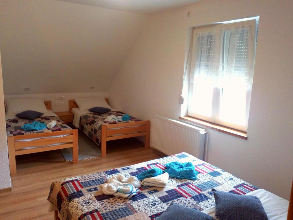 Posteľ alebo postele v izbe v ubytovaní Guest House Lipov Hlad