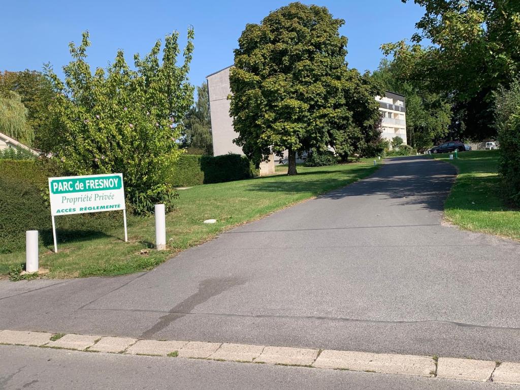 ein Straßenschild an der Seite einer Straße in der Unterkunft Appartement Parc de Fresnoy in Roye