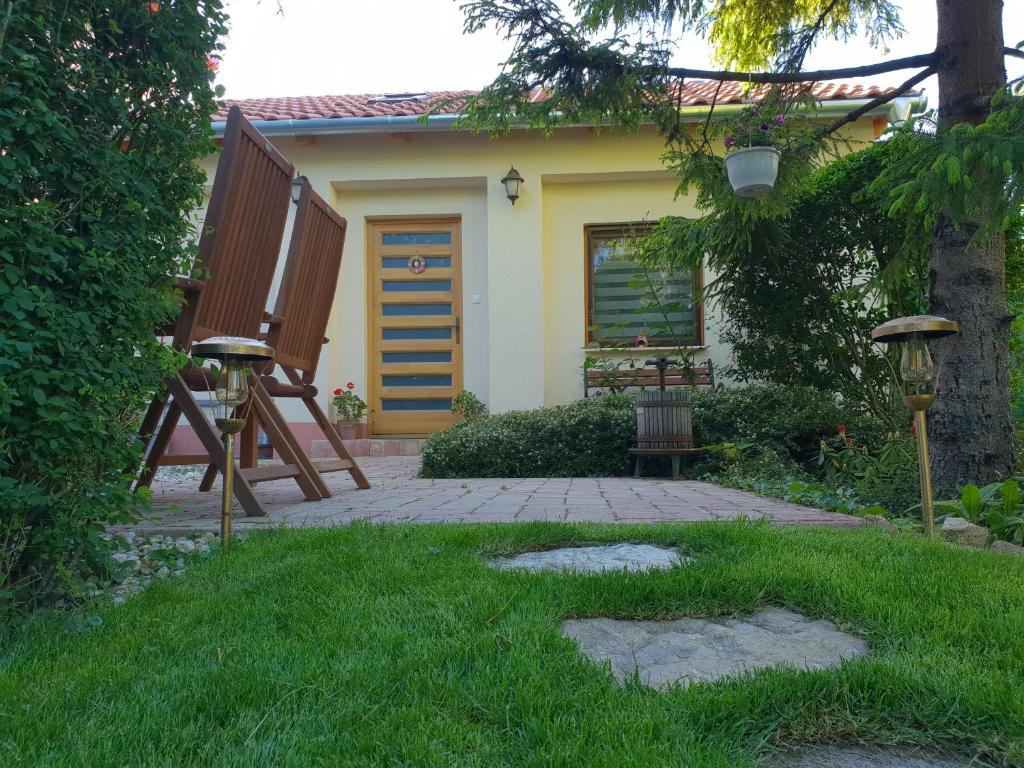 Vonkajšia záhrada v ubytovaní Füred Deluxe Garden Apartment
