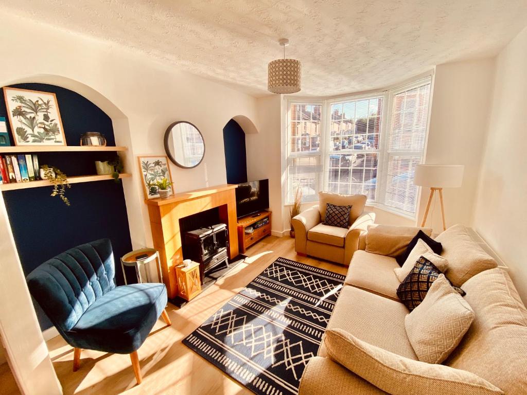 uma sala de estar com um sofá e uma lareira em 3 Bed House with Garden near Weymouth Beach em Weymouth