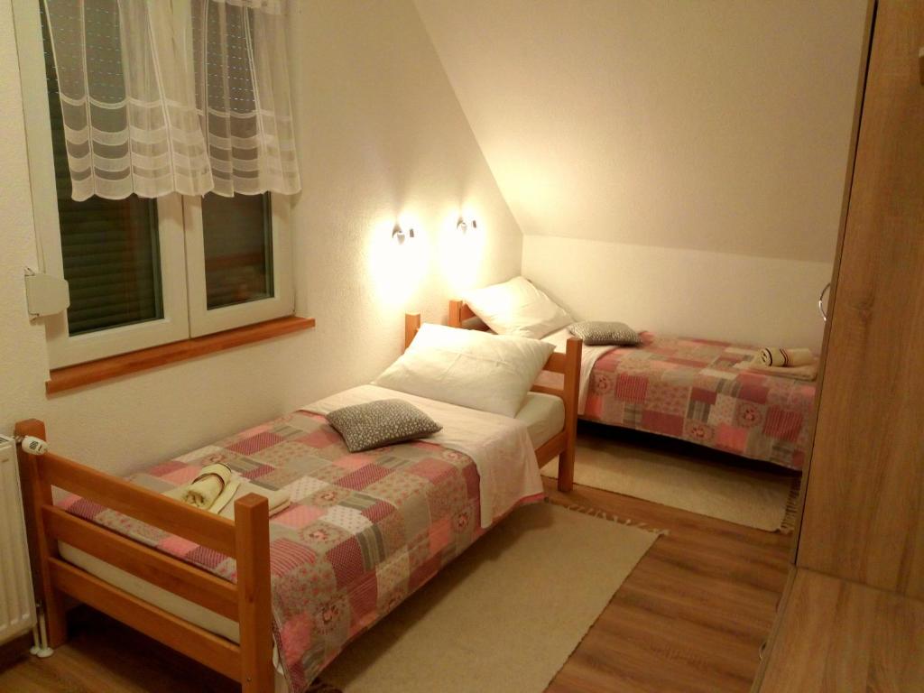 Posteľ alebo postele v izbe v ubytovaní Guest House Lipov Hlad