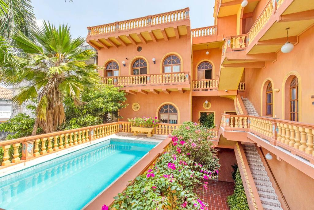 uma imagem de uma casa com piscina em Casa Morales Cartagena by Soho em Cartagena de Indias