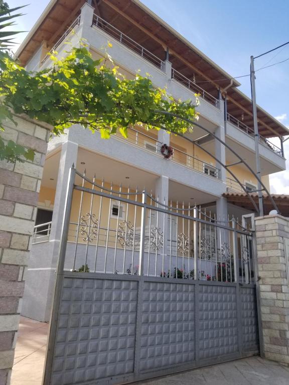 une maison avec une porte devant elle dans l'établissement Villa Xani, à Himarë