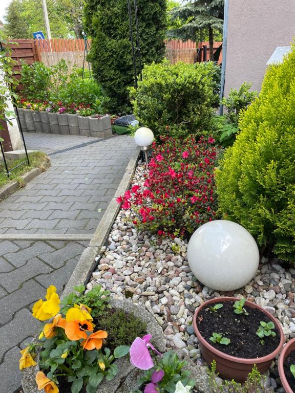 Ogród w obiekcie Apartament1 Tri-City Oliwa Ogród, prywatne wejście