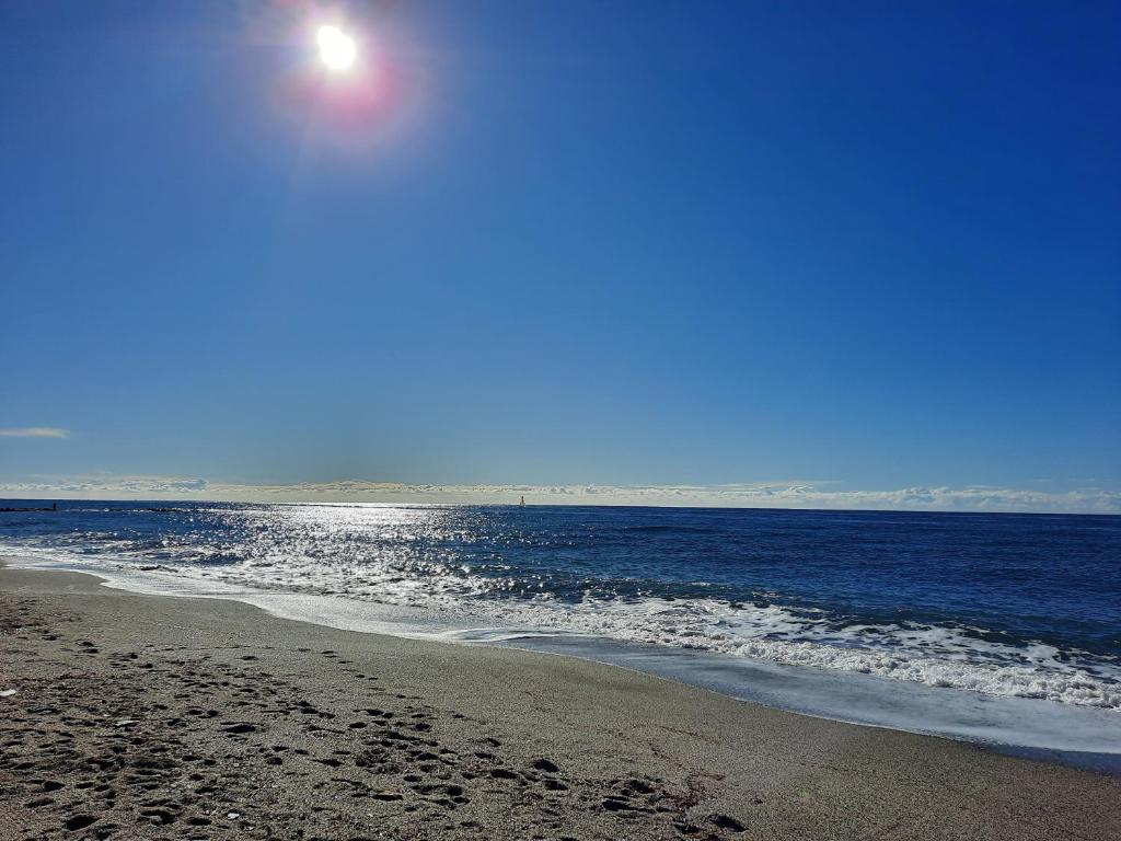 une plage au soleil brillant sur l'eau dans l'établissement Costa de Almería Capri, à Almería