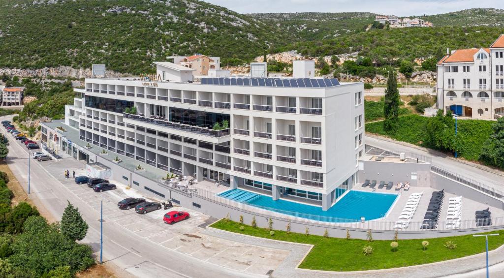 Nespecifikovaný výhled na hory nebo výhled na hory při pohledu z hotelu