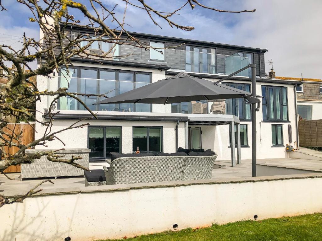 Two Hoots, Kingsbridge (updated prices 2024)