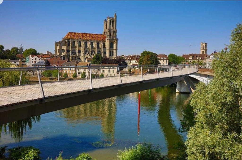 a bridge over a river in a city at Verdun in Mantes-la-Jolie