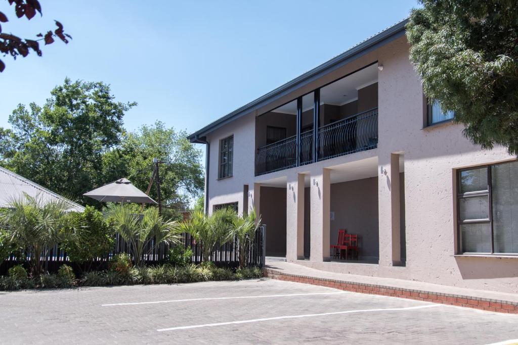 um parque de estacionamento vazio em frente a um edifício em Allegro Guesthouse em Bloemfontein
