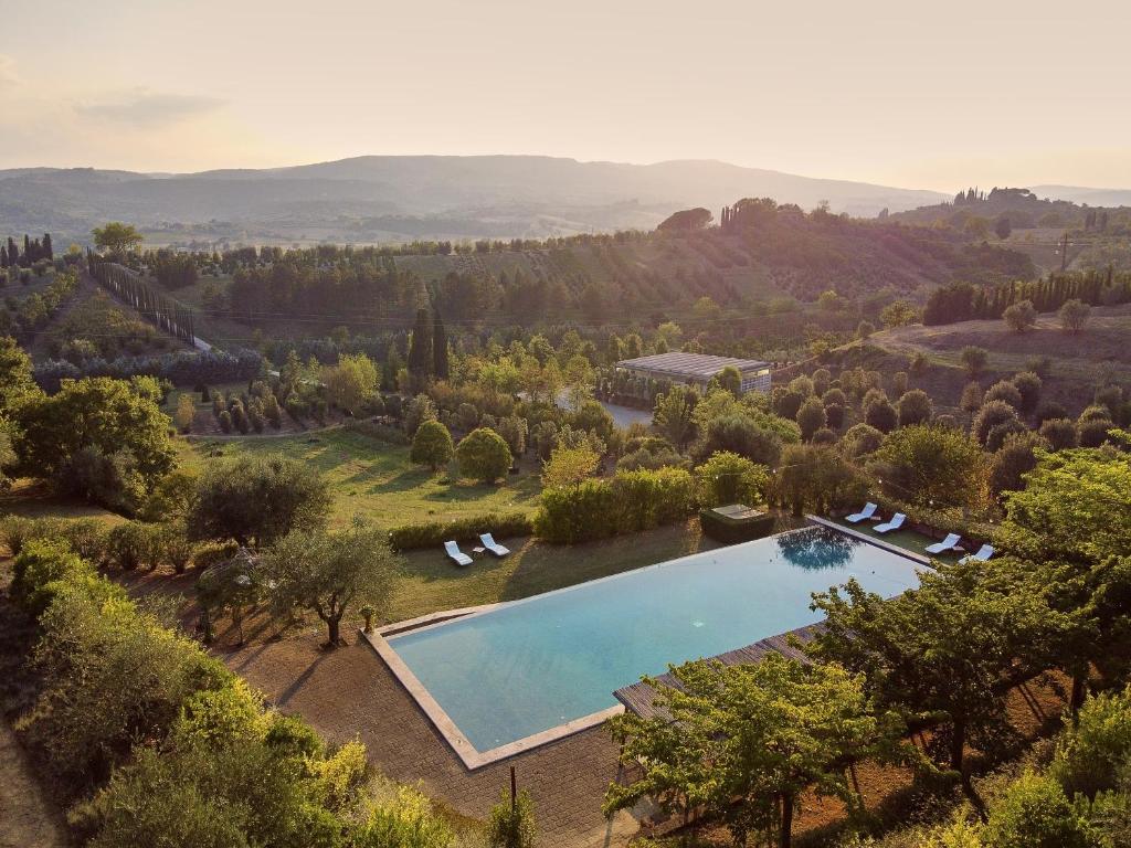 una vista aérea de una villa con piscina en Hotel Villa Il Patriarca, en Chiusi