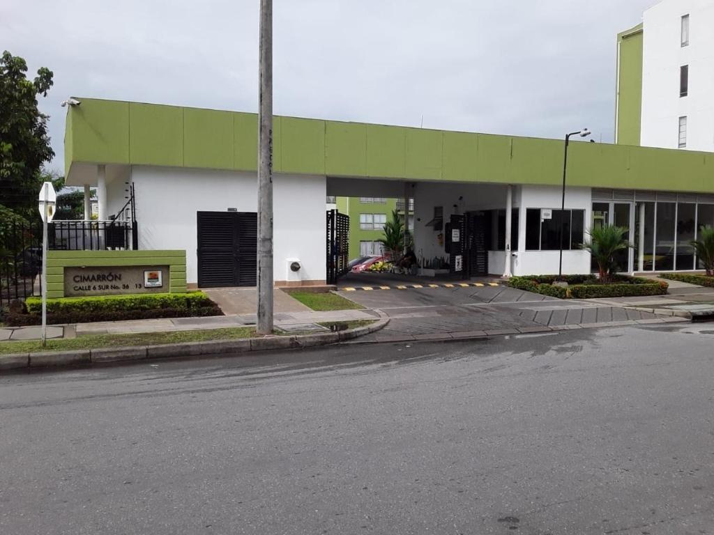 une rue vide devant un bâtiment dans l'établissement Apartamento Villavicencio Elegante, à Villavicencio