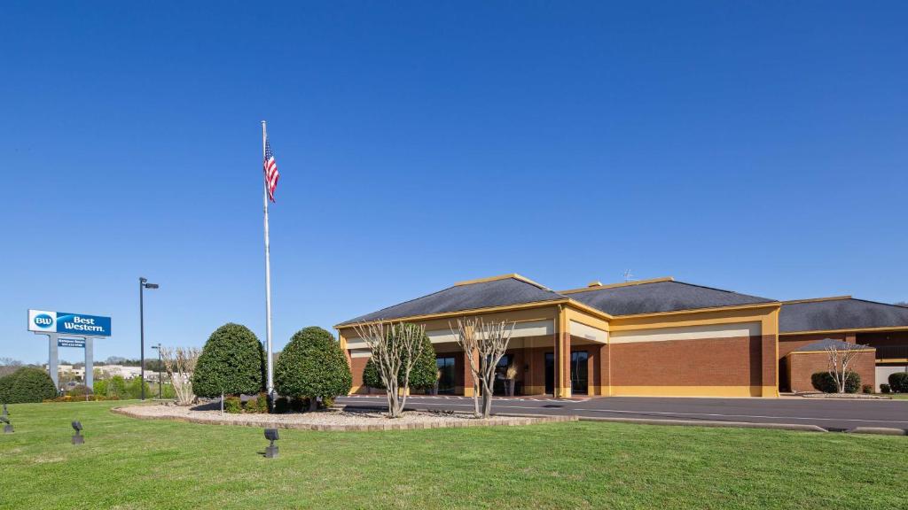 een gebouw met een vlag erop bij Best Western - Fayetteville in Fayetteville
