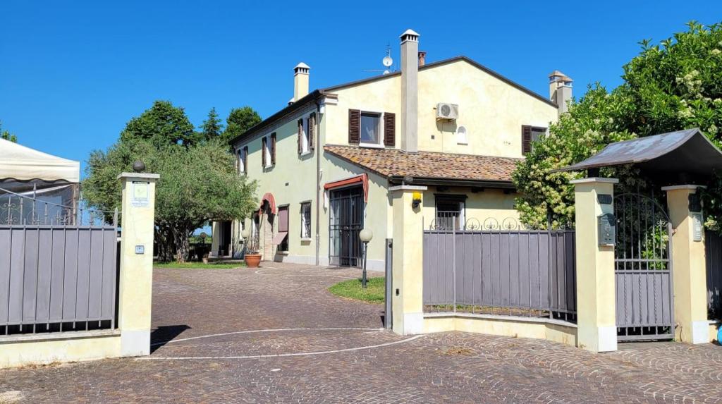 ein Haus mit einem Tor und einer Einfahrt in der Unterkunft CHEZ BARNIE favoloso appartamento privato in villa a 800mt INGRESSO FIERA RIMINI in Rimini