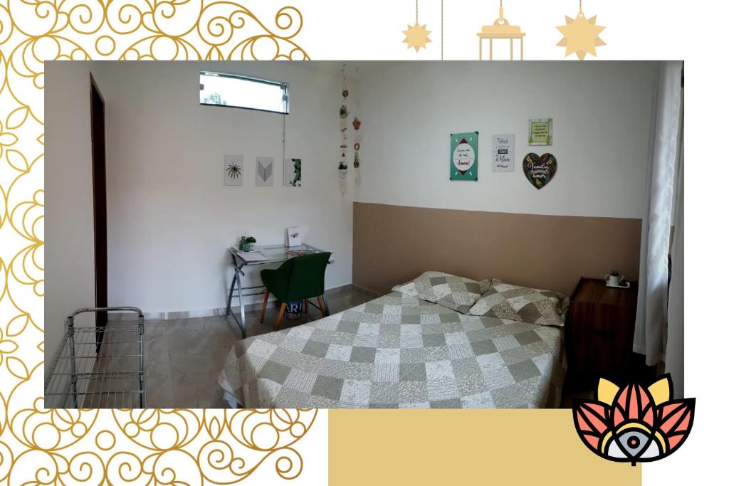 a bedroom with a bed and a table at Hospedagem Cachoeira do Tabuleiro in Cachoeira do Tabuleiro