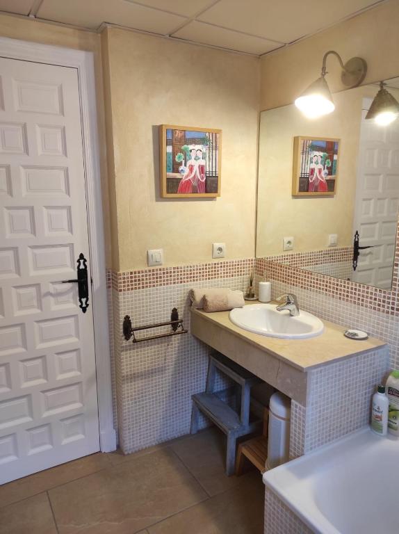 Łazienka w obiekcie CASA 4 HABITACIONES CON JARDIN 10 Pax