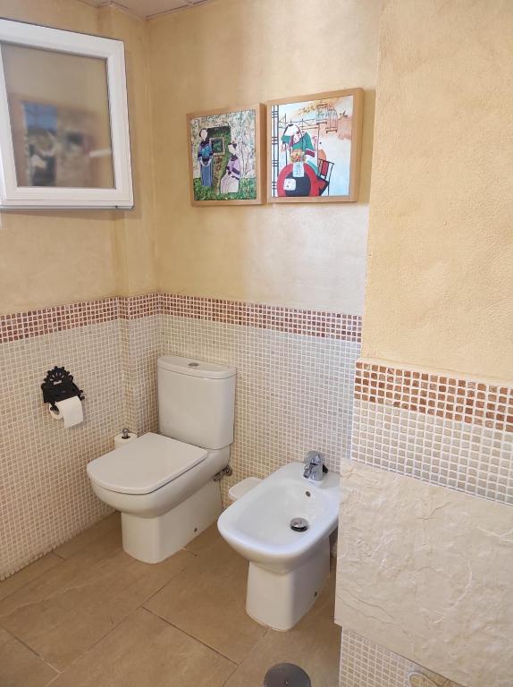 łazienka z toaletą i umywalką w obiekcie CASA 4 HABITACIONES CON JARDIN 10 Pax w mieście Zahara de los Atunes