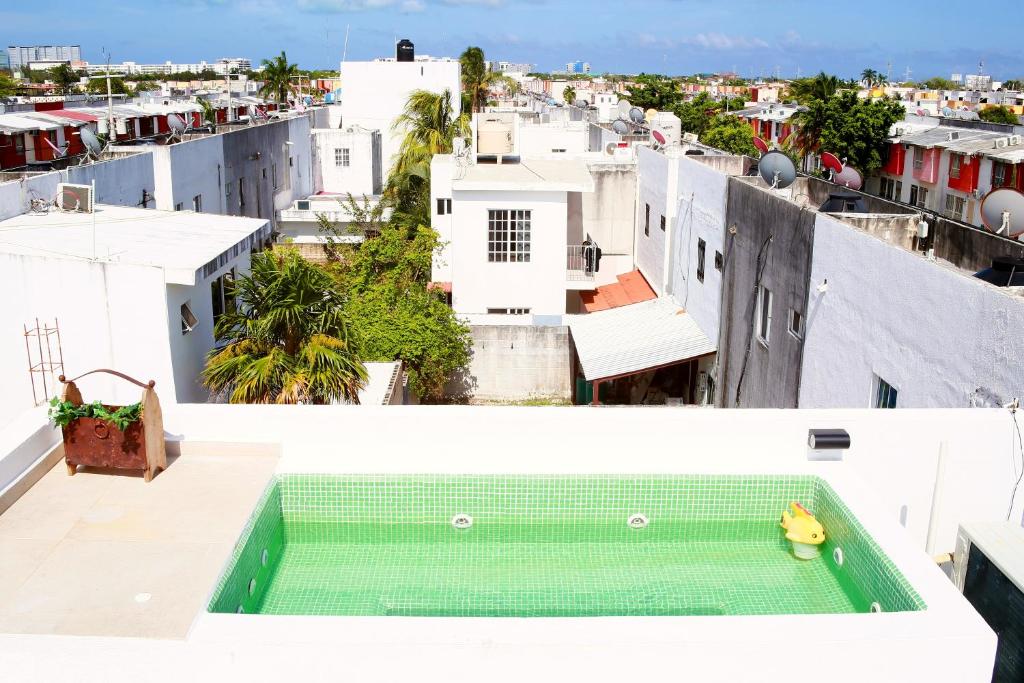 a swimming pool on the roof of a building at Apartamento privado, NUEVO Rooftop, AC, GRAN WF in Cancún