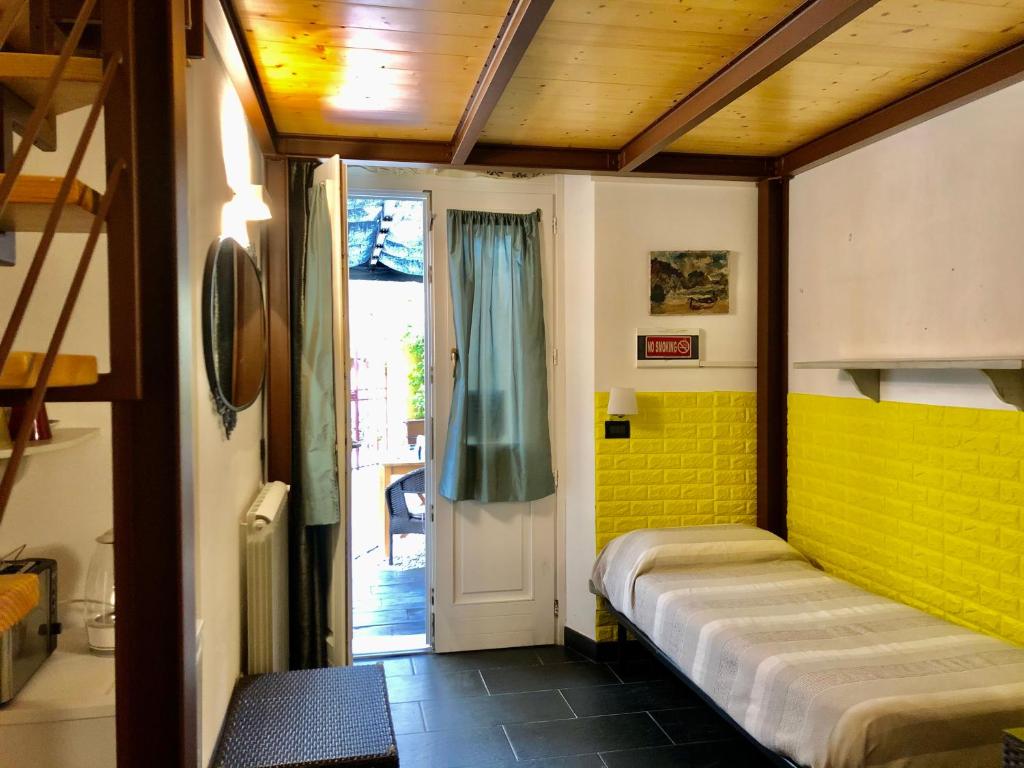 A bed or beds in a room at Affittacamere Monterosso 5 Terre