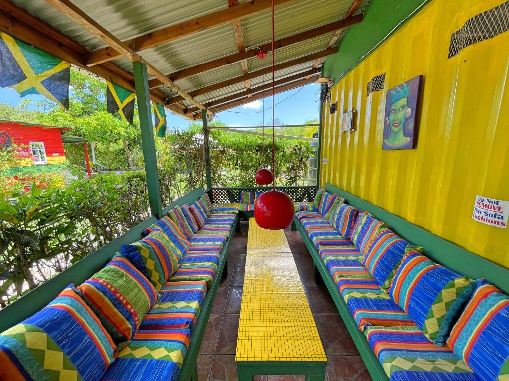 um grupo de cadeiras sentadas num autocarro em Judy House Backpacker Hostel em Little Bay