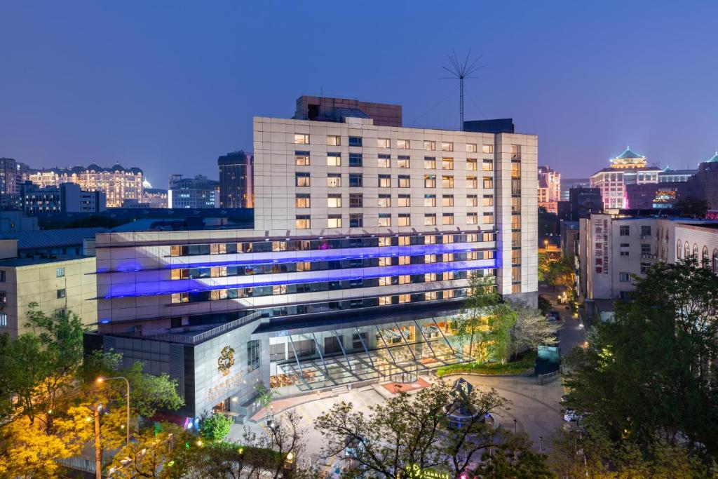 un gran edificio en una ciudad por la noche en Sunworld Hotel Wangfujing, en Beijing