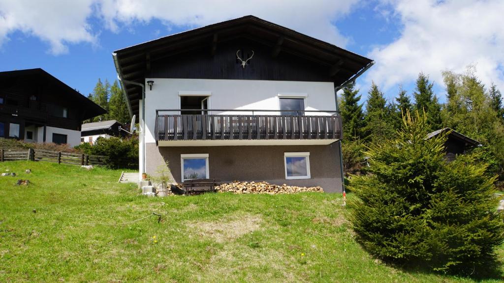 una casa con un balcón al costado en Almhaus Frierss, en Verditz