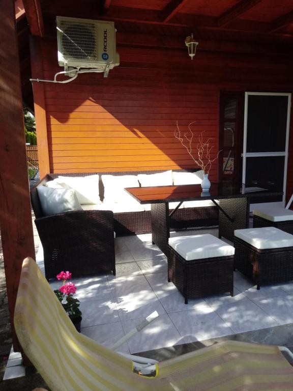 Posedenie v ubytovaní Siesta a Balatonon