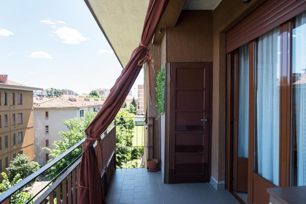 d'un balcon avec une porte et une vue sur la ville. dans l'établissement YouHosty - Suzzani 269, à Milan