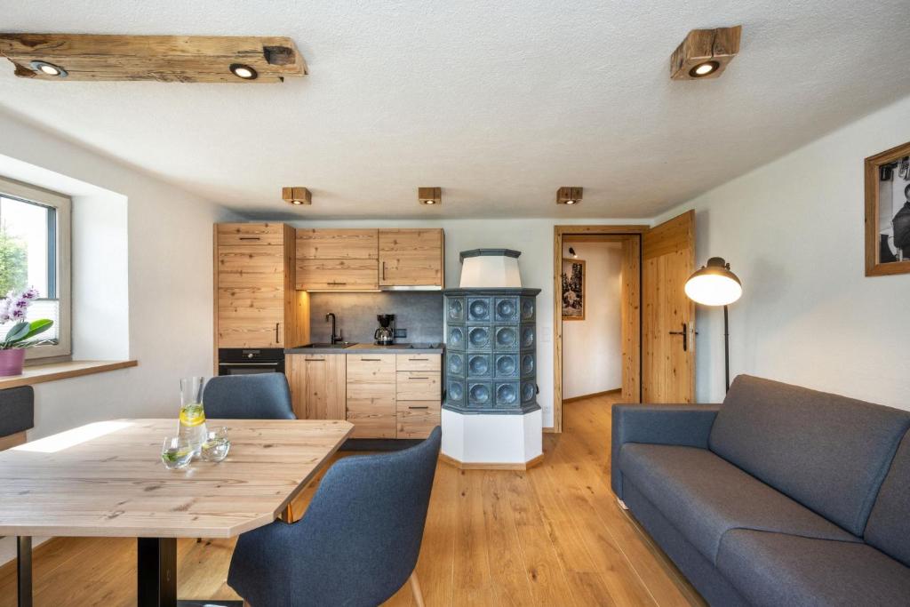 ein Wohnzimmer mit einem Tisch und einem Sofa in der Unterkunft Chalet Kulmberg in Ramsau am Dachstein