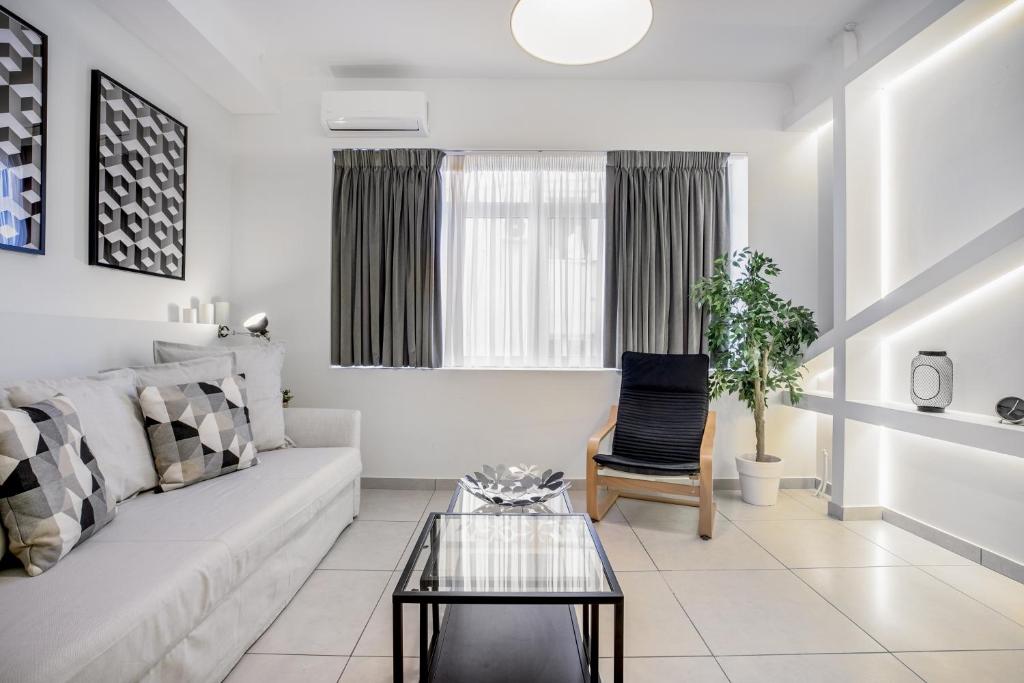 sala de estar con sofá blanco y mesa en Supreme B1 Apartment in Syntagma en Atenas