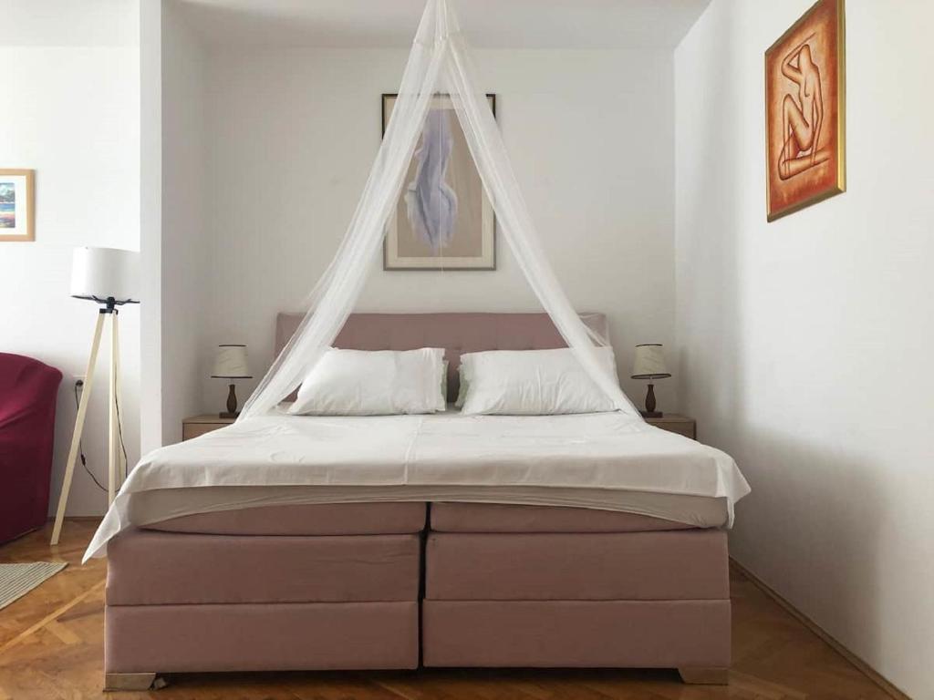 Postel nebo postele na pokoji v ubytování Apartment Ema