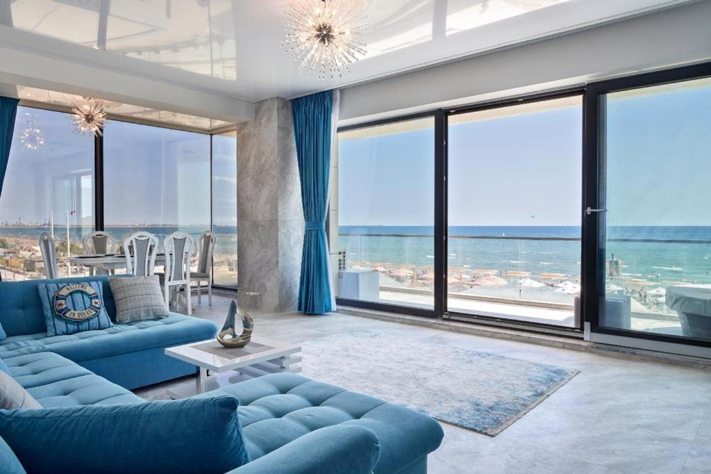Et opholdsområde på 5 stars 301 frontal sea view apartment